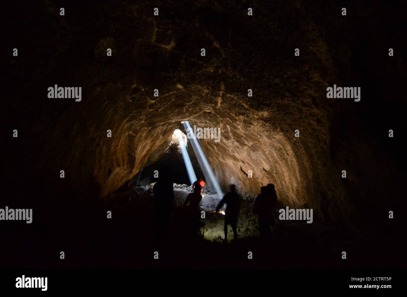 Menschen beobachten Lichtstrahl in der Dachluke Höhle, Deschutes National Park, Oregon Stockfoto