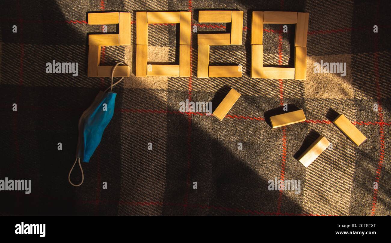 Happy New 2020 Jahr. Urlaub Illustration von Papier schneiden Zahlen mit funkelnden Konfetti Partikel, goldene Sterne und Streamer. Banner für festliche Veranstaltungen. D Stockfoto