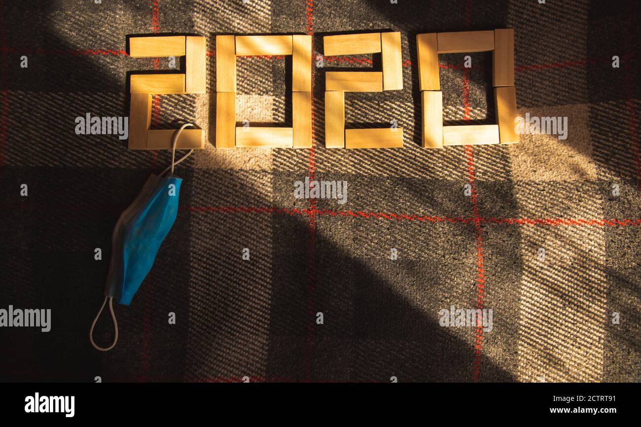 Happy New 2020 Jahr. Urlaub Illustration von Papier schneiden Zahlen mit funkelnden Konfetti Partikel, goldene Sterne und Streamer. Banner für festliche Veranstaltungen. D Stockfoto