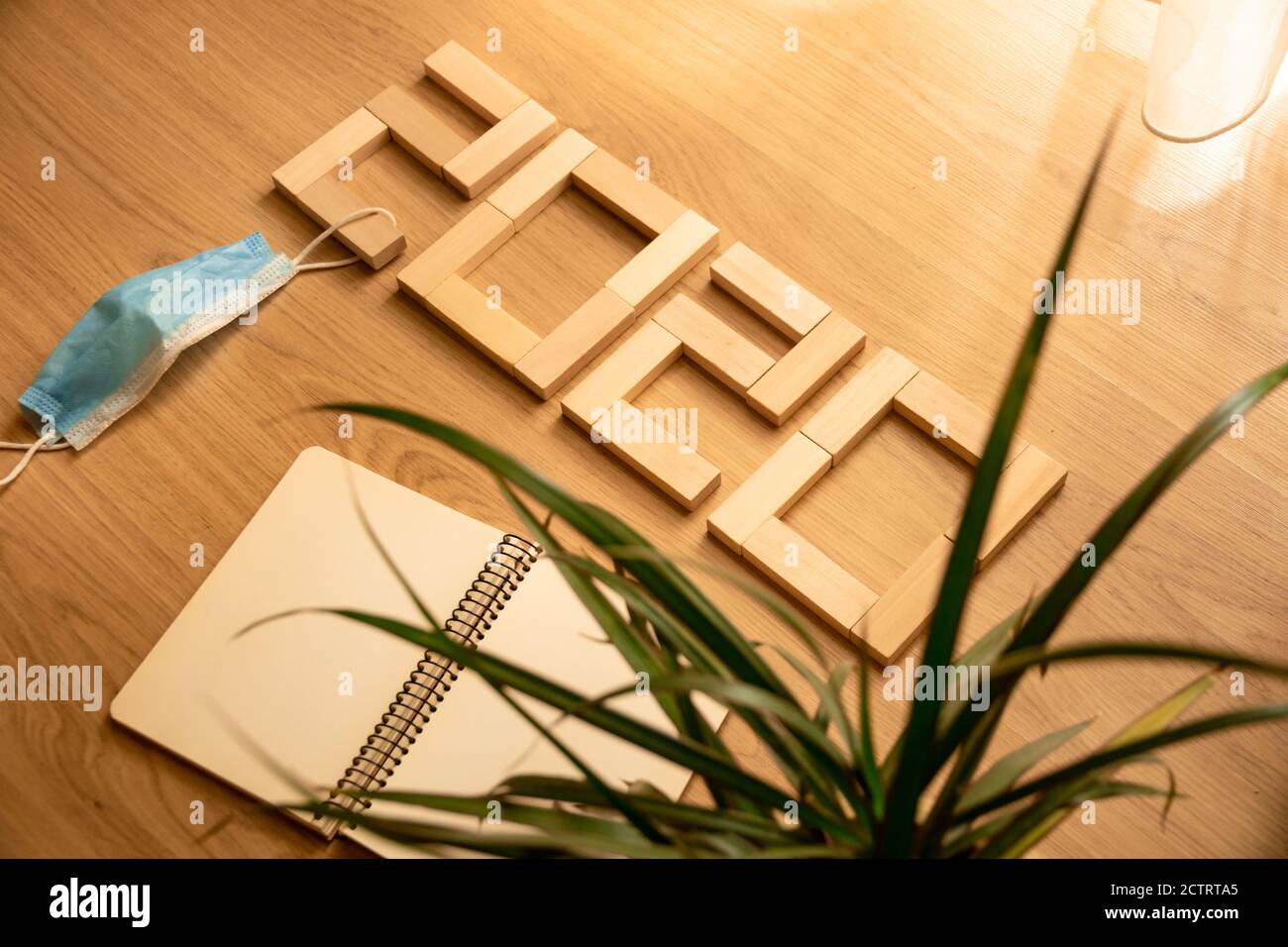 Happy New 2020 Jahr. Urlaub Illustration von Papier schneiden Zahlen mit funkelnden Konfetti Partikel, goldene Sterne und Streamer. Banner für festliche Veranstaltungen. D Stockfoto