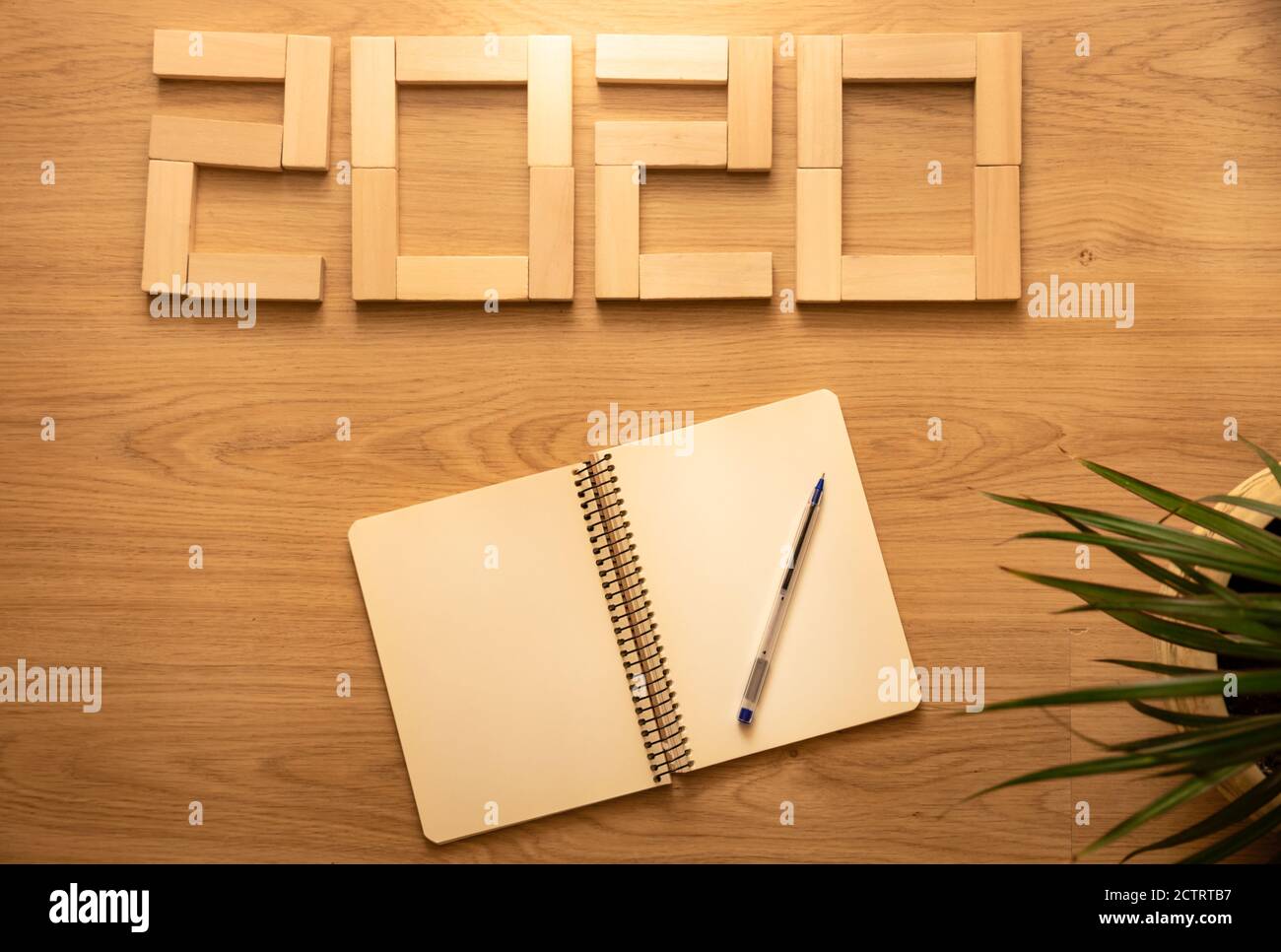 Happy New 2020 Jahr. Urlaub Illustration von Papier schneiden Zahlen mit funkelnden Konfetti Partikel, goldene Sterne und Streamer. Banner für festliche Veranstaltungen. D Stockfoto