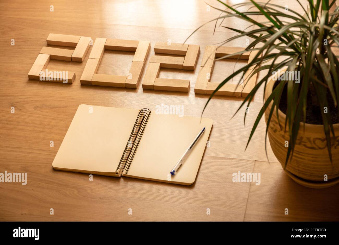 Happy New 2020 Jahr. Urlaub Illustration von Papier schneiden Zahlen mit funkelnden Konfetti Partikel, goldene Sterne und Streamer. Banner für festliche Veranstaltungen. D Stockfoto