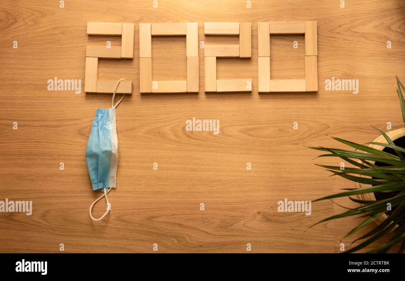 Happy New 2020 Jahr. Urlaub Illustration von Papier schneiden Zahlen mit funkelnden Konfetti Partikel, goldene Sterne und Streamer. Banner für festliche Veranstaltungen. D Stockfoto