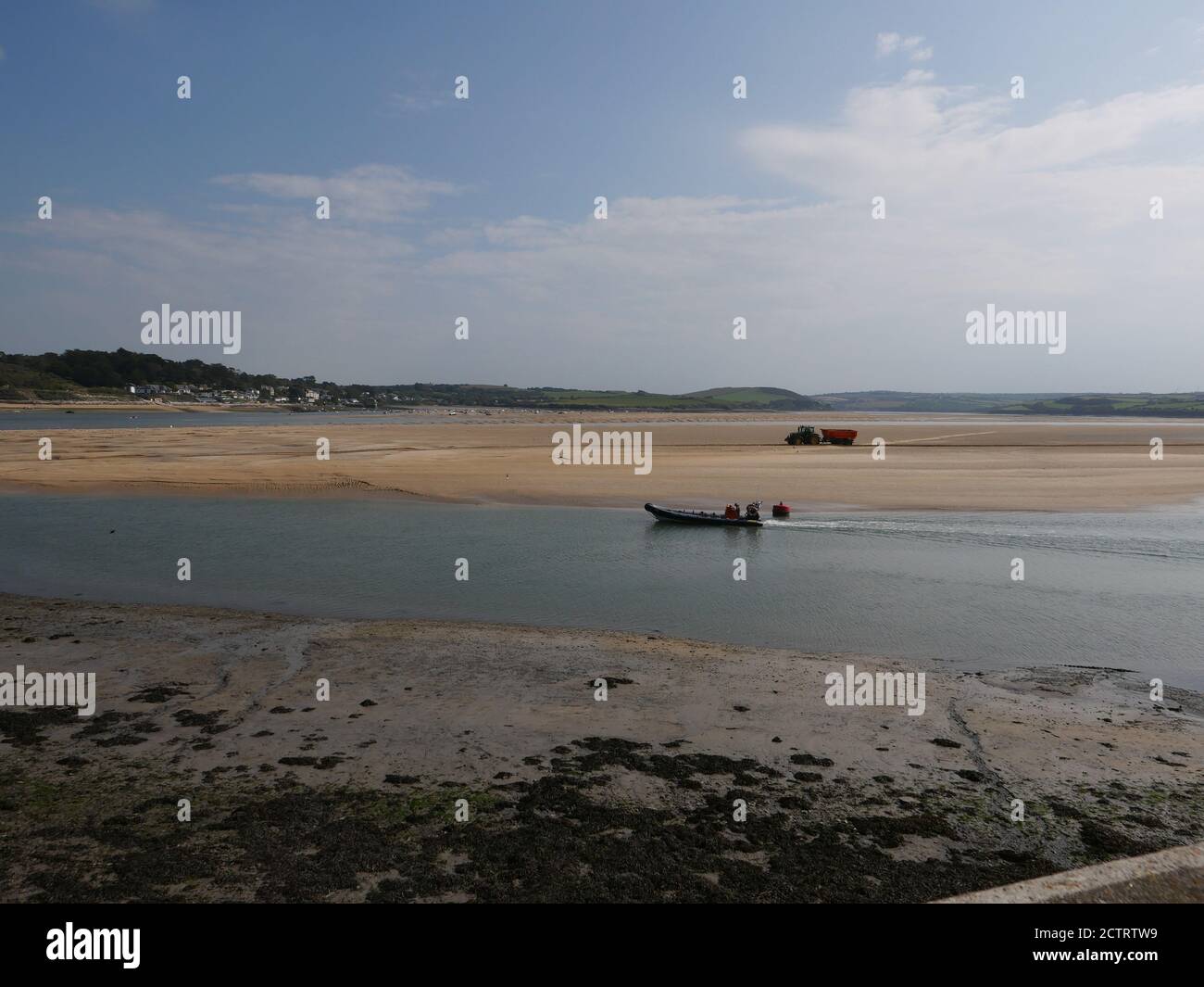 Padstow ist eine Stadt, Bürgergemeinde und Fischerhafen an der Nordküste von Cornwall. England, Vereinigtes Königreich.die Stadt liegt am Westufer des Flusses Camel Mündung etwa 5 Meilen nordwestlich von Wadebridge, 10 Meilen nordwestlich von Bodwin und 10 Meilen nordöstlich von Newquay. Eine Top-Attraktion ist Rick Steins Cafe, es ist ein modernes Seafood Cafe, das einfache Fischgerichte für die ganze Familie bietet. Es ist ein freundliches Cafe mit atmosphärischem kornischem Charme. Die Lunch- und Dinner-Menüs sind lokale frische Meeresfrüchte. Stockfoto