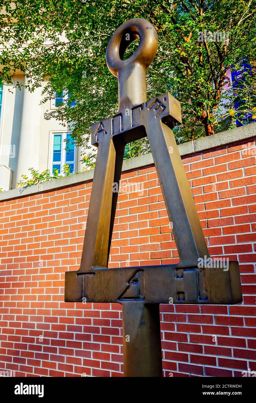 Ein Bronzesymbol für Tau Beta Pi steht außerhalb der Shelby Hall, wo sich das College of Engineering an der University of South Alabama befindet. Stockfoto