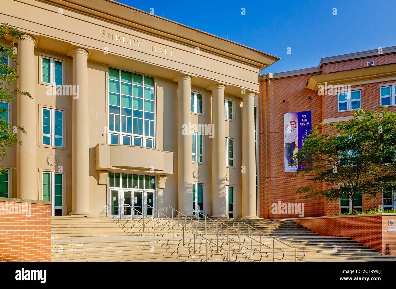 Shelby Hall, wo sich das College of Engineering befindet, ist an der University of South Alabama am 22. August 2020 in Mobile, Alabama abgebildet. Stockfoto
