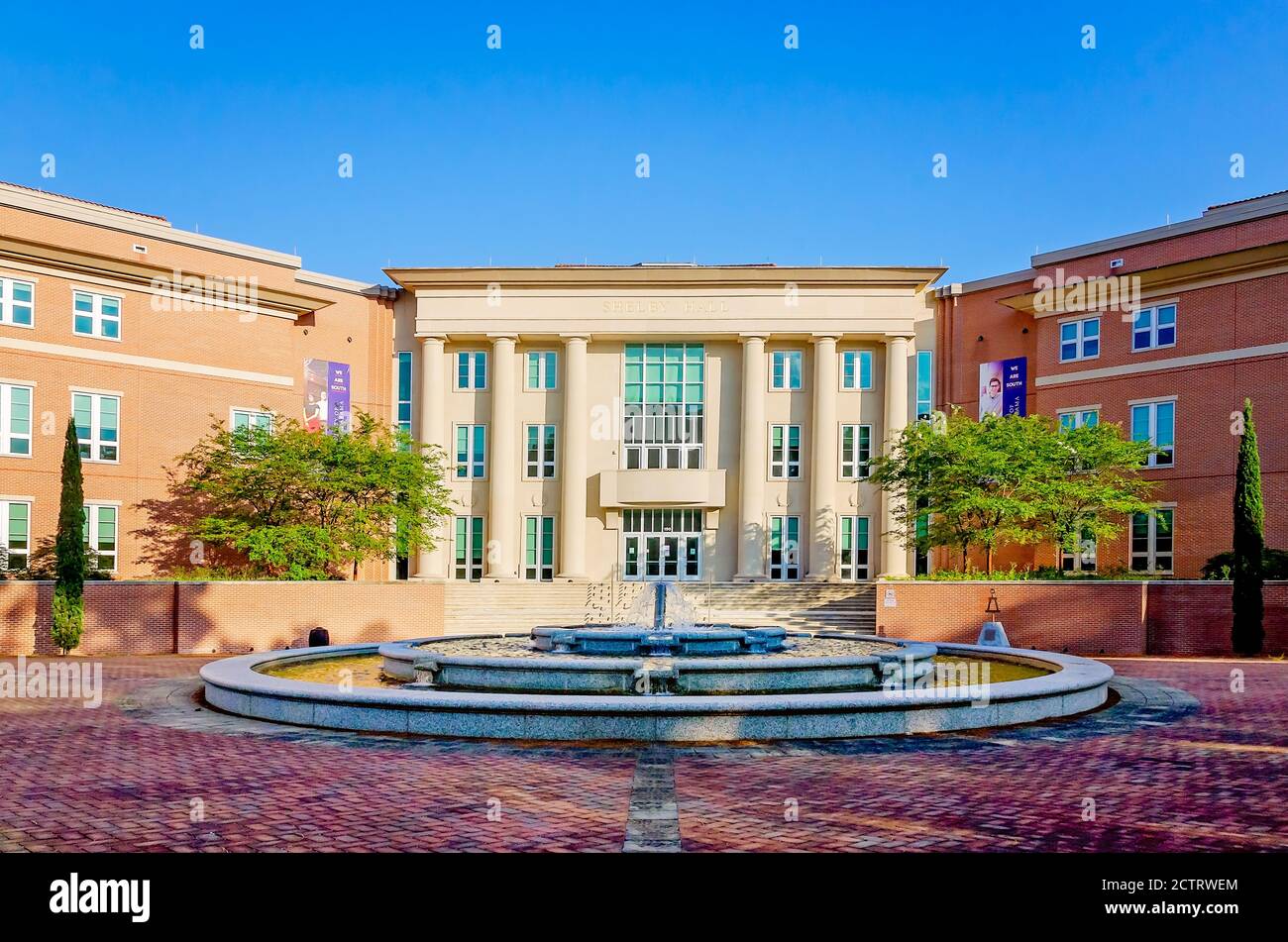 Shelby Hall, wo sich das College of Engineering befindet, ist an der University of South Alabama am 22. August 2020 in Mobile, Alabama abgebildet. Stockfoto