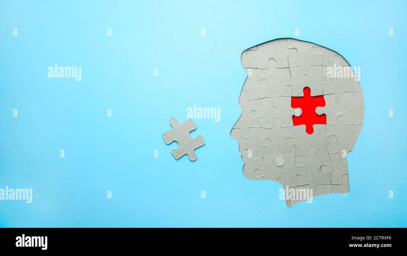 Kopf aus dem Puzzle. Der Kopf eines Mannes aus dem Puzzle von einem Stück ist nicht genug. Blauer Hintergrund. Stockfoto