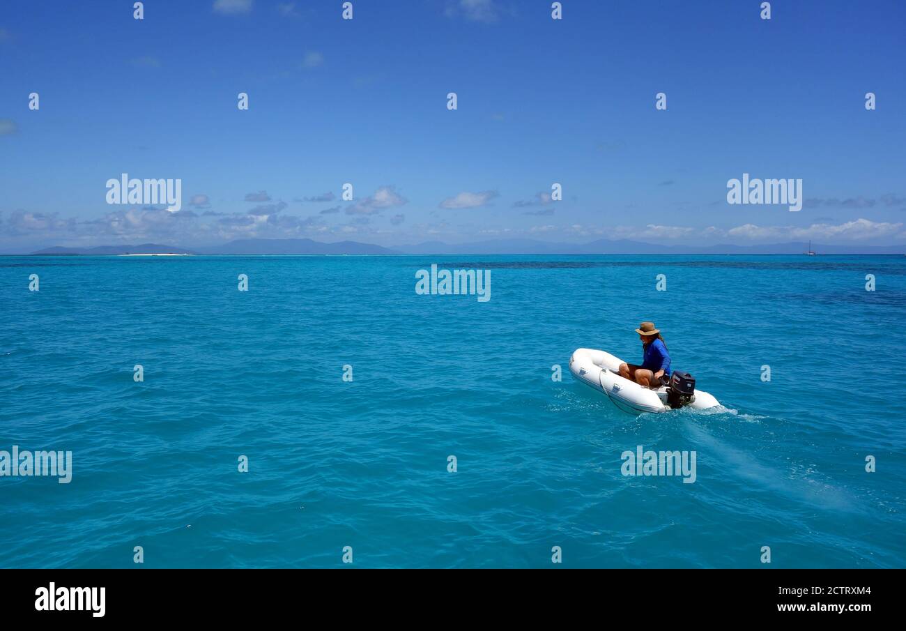 Mann fährt mit dem Schlauchboot nach Vlassoff Cay, Great Barrier Reef, Queensland, Australien. Kein MR oder PR Stockfoto