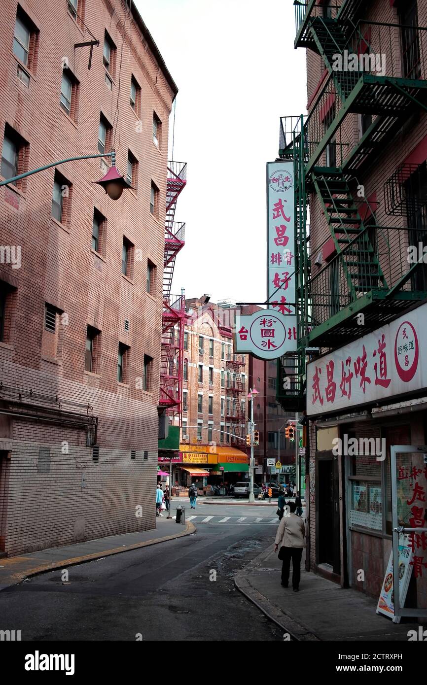 Frau in einer leeren Straße in Chinatown, NYC Stockfoto