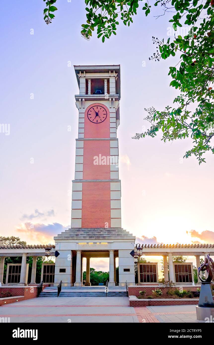 Die Sonne untergeht hinter Moulton Tower und Alumni Plaza, 22. August 2020, in Mobile, Alabama. Die öffentliche Forschungsuniversität wurde 1963 gegründet. Stockfoto