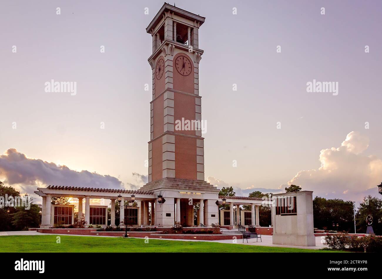 Die Sonne untergeht hinter Moulton Tower und Alumni Plaza, 22. August 2020, in Mobile, Alabama. Die öffentliche Forschungsuniversität wurde 1963 gegründet. Stockfoto