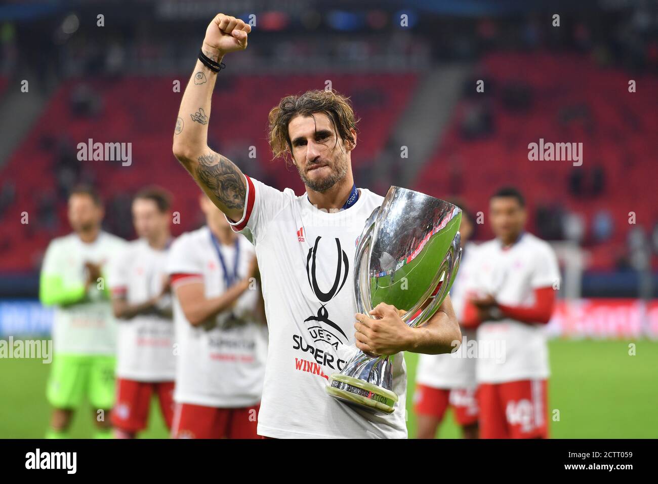 Bayern jubeln bei der Preisverleihung, Javi (Javier) MARTINEZ (FC Bayern München) mit dem Pokal, Pokal, Trophäe, Jubel, Freude, Begeisterung, Jubel, Fußball UEFA Super Cup 2020 FC Bayern München-FC Sevilla 1-2 NV am 24. September 2020 in Budapest, Ferenc Puskas Stadion. Weltweite Nutzung Stockfoto