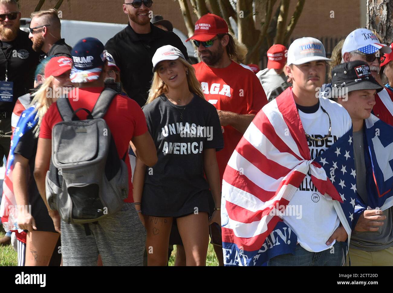 Anhänger von US-Präsident Donald Trump warten ohne Gesichtsmasken auf eine Wahlkampfveranstaltung im Jacksonville Jetport am Flughafen Cecil.mit 40 Tagen bis zur Präsidentschaftswahl 2020 zeigen die jüngsten Umfragen ein enges Rennen zwischen Trump und seinem demokratischen Gegner. Ehemaliger US-Vizepräsident Joe Biden. Stockfoto