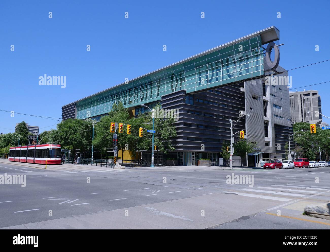 Toronto, Kanada - 8. Juli 2018: Blick auf den Campus der Universität von Toronto in der Innenstadt von seinem westlichen Eingang auf der Spadina Avenue. Stockfoto
