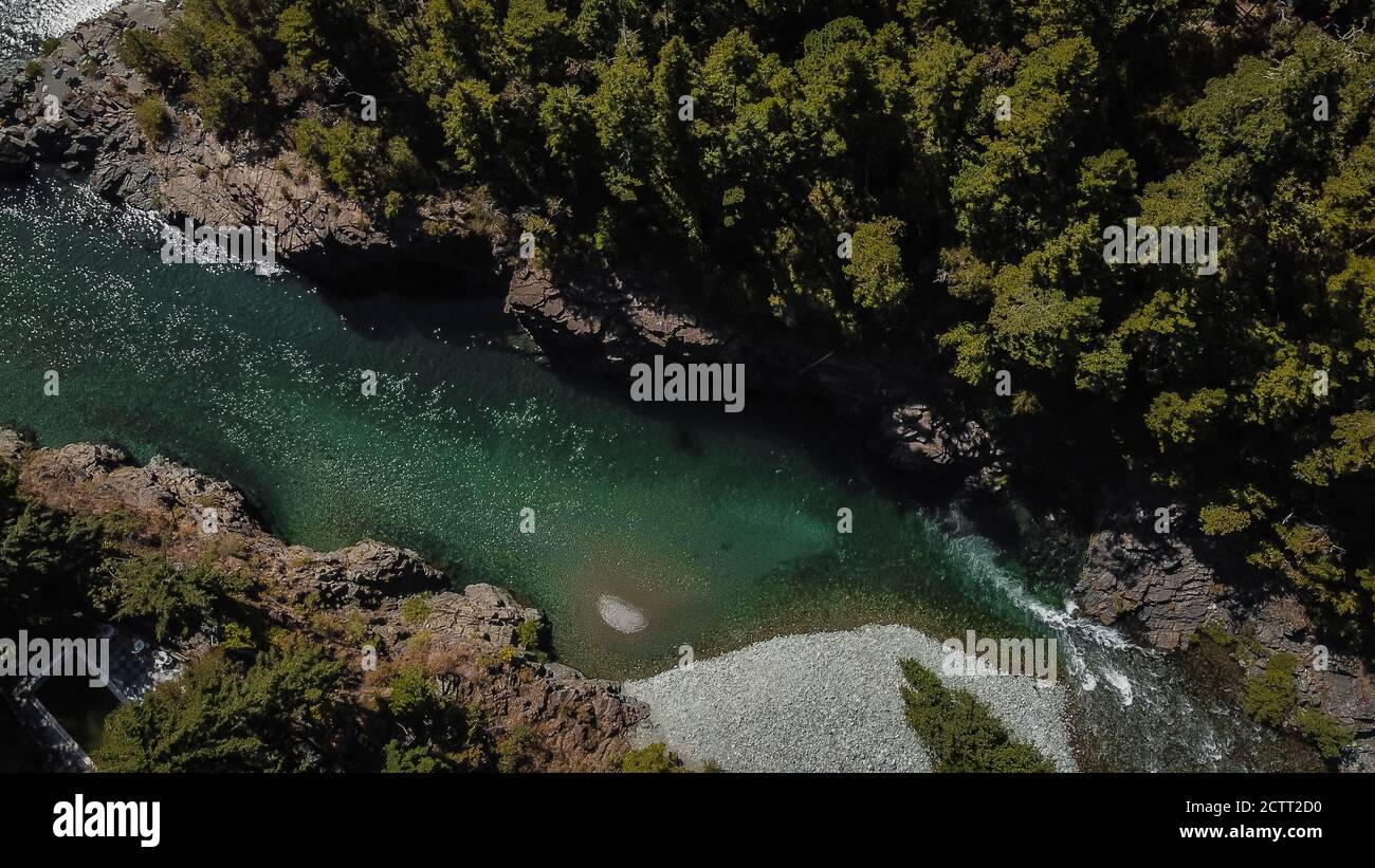 Hochgebirgsflußbach im Sommer mit weißem Wasser klein Wellen Felsen und Bäume in einem Waldgebiet Landschaft, die Ist ruhig friedlich idyllisch Abenteuer Stockfoto