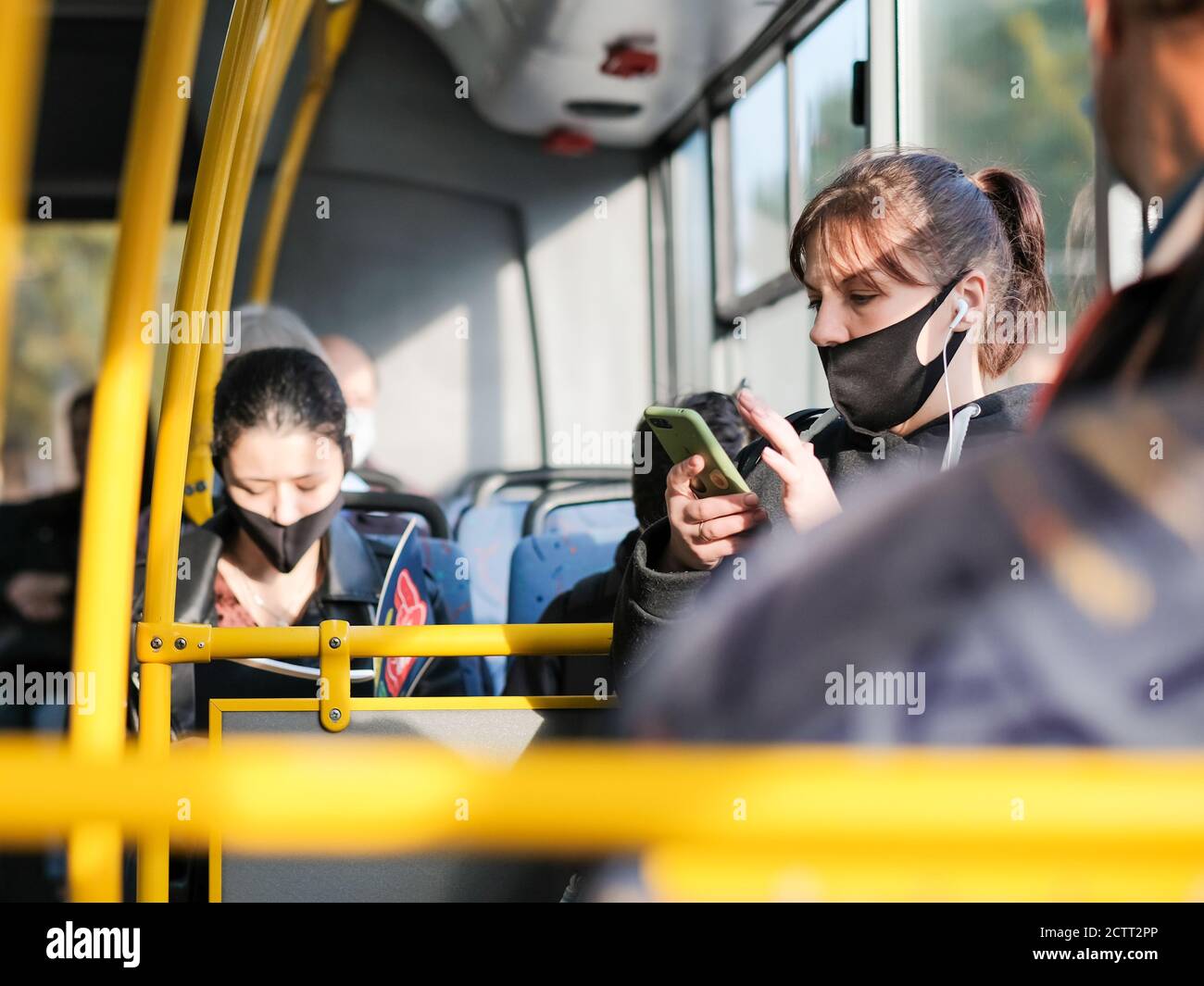 Moskau. Russland. September 24, 2020. Selektiver Fokus auf ein junges Mädchen in einer Schutzmaske in einem Stadtbus. Eine Schutzmaske befindet sich auf dem Gesicht des Beifahrers Stockfoto