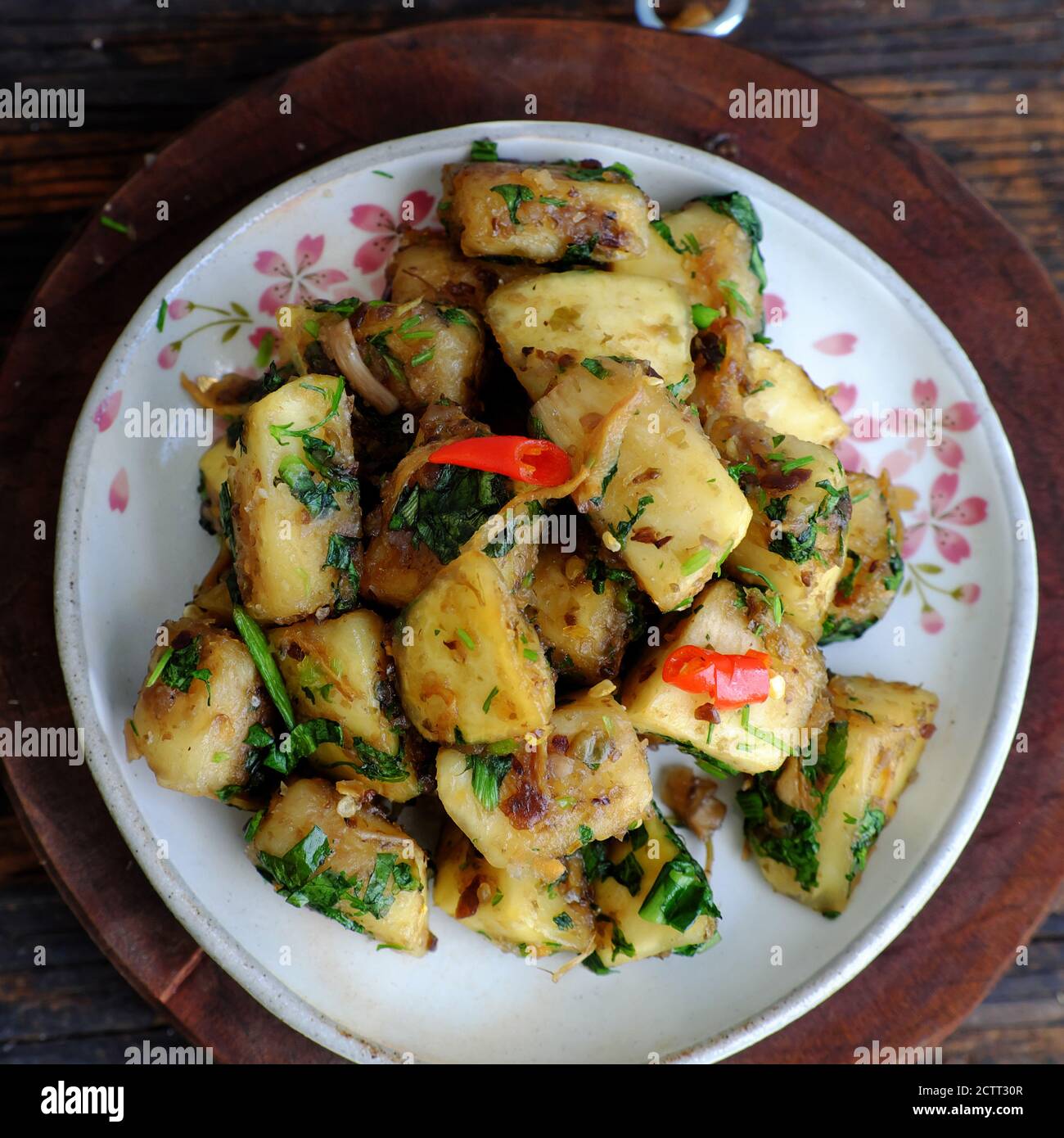 Nahaufnahme Teller mit veganen vietnamesischen Speisen, Brotfrucht gebraten und kochen getrocknet mit Sauce und Chili, einfache vegetarische Gericht für Familienessen zum Mittagessen auf Holz Stockfoto