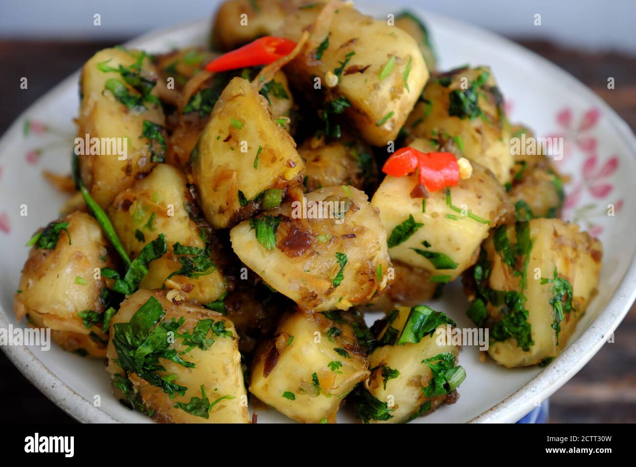 Nahaufnahme Teller mit veganen vietnamesischen Speisen, Brotfrucht gebraten und kochen getrocknet mit Sauce und Chili, einfache vegetarische Gericht für Familienessen zum Mittagessen auf Holz Stockfoto
