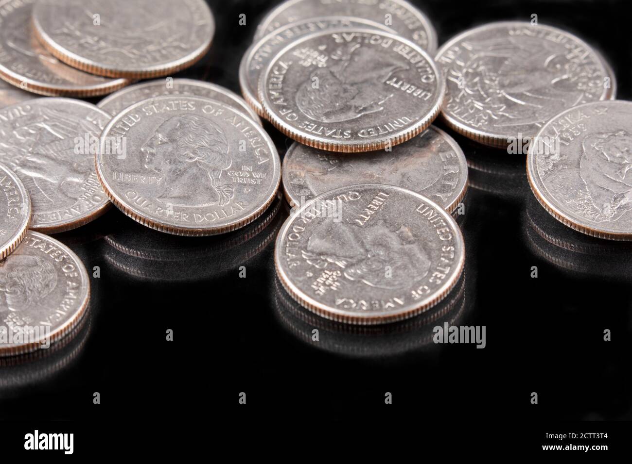 Ein Hintergrund der United States Quarters Münzen auf schwarzem Hintergrund Stockfoto