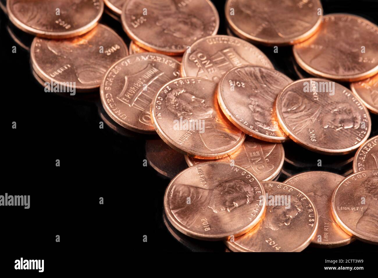 Ein Hintergrund der Vereinigten Staaten Penny Coins auf einem schwarzen Hintergrund Stockfoto