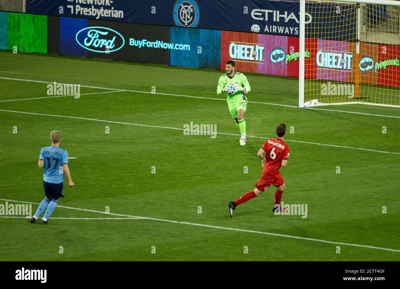 Harrison, NJ - 23. September 2020: Torwart Alex Bono (25) von Toronto FC spart während der regulären Saison MLS Spiel gegen NYCFC in der Red Bull Arena Stockfoto