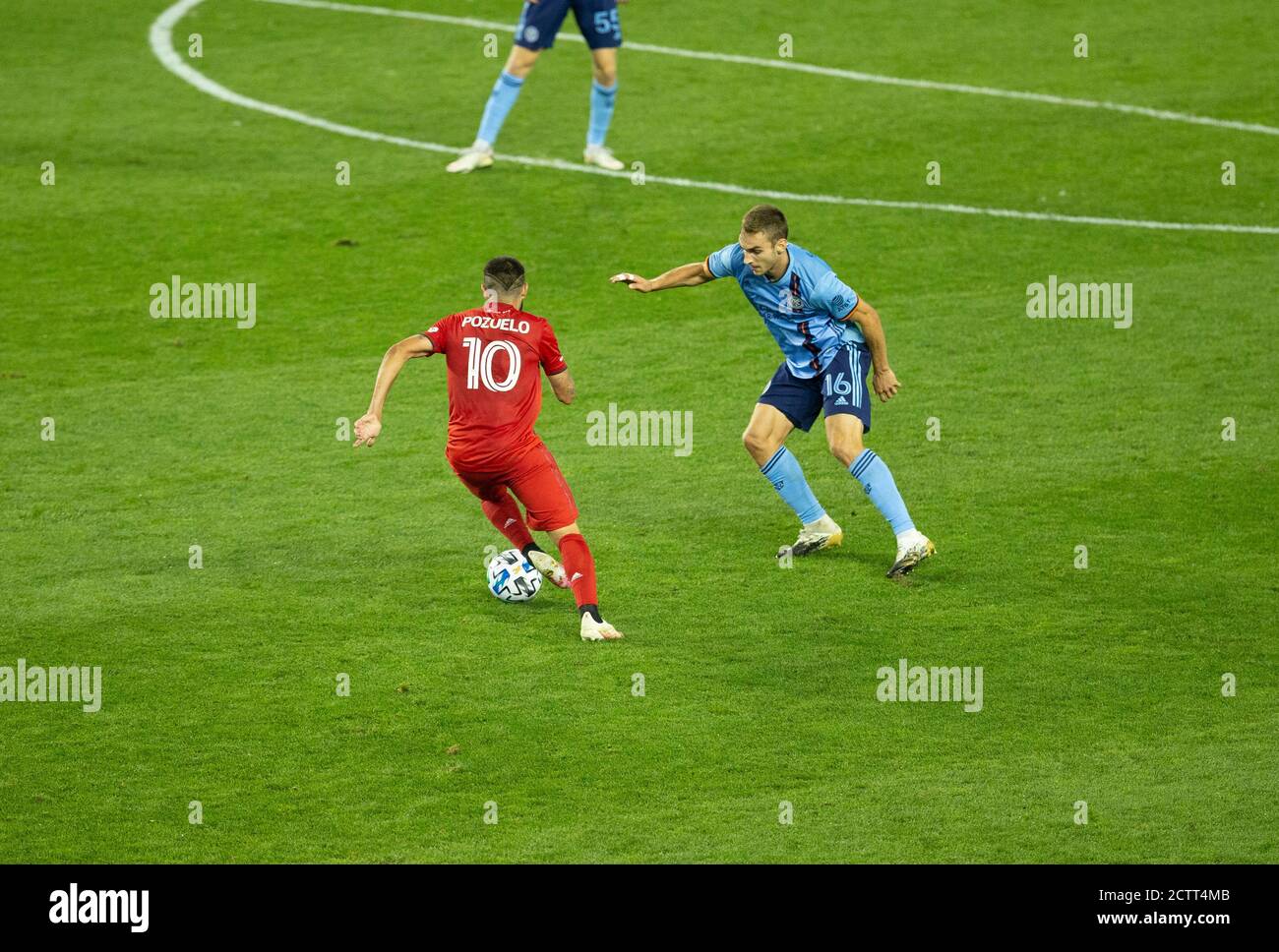 Harrison, NJ - 23. September 2020: Alejandro Pozuelo von Toronto FC (10) kontrolliert den Ball während des regulären MLS-Saisonspiels gegen NYCFC in der Red Bull Arena Stockfoto