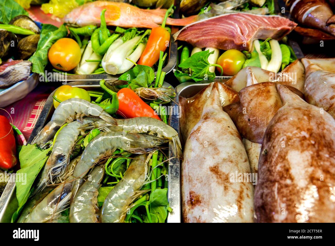 Verschiedene Fisch- und Fleischgerichte auf dem Nachtmarkt Stockfoto
