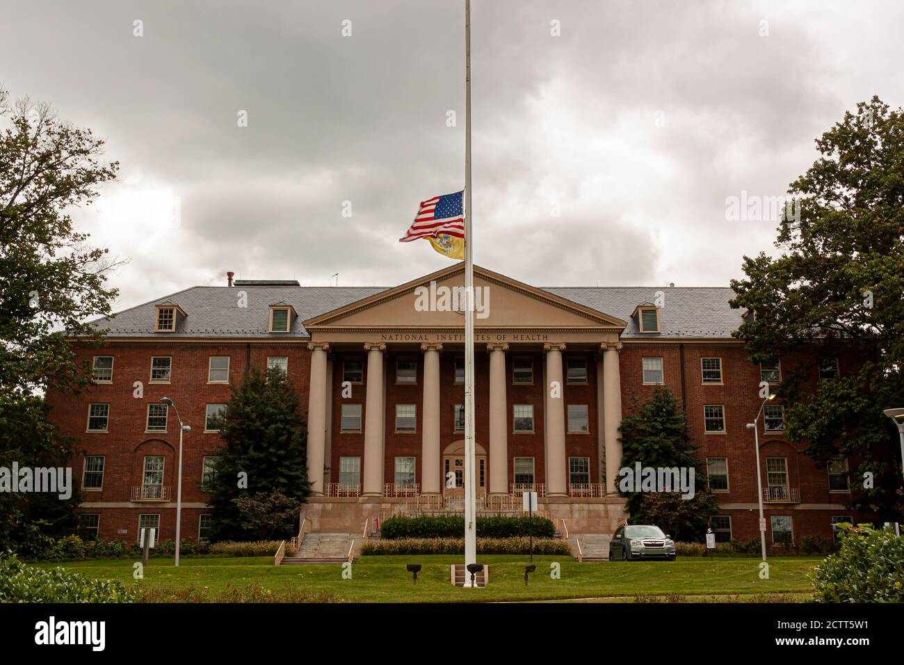Bethesda, Maryland 09/12/2020: Blick auf das historische Hauptgebäude (Gebäude 1) der National Institutes of Health (NIH) im Inneren des Bethesda Campus. U. Stockfoto