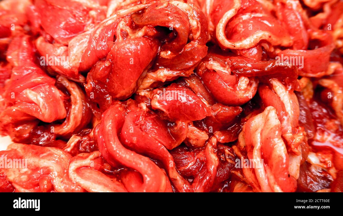 Schweinestreifen, mariniert in einer koreanischen würzigen Sauce Stockfoto
