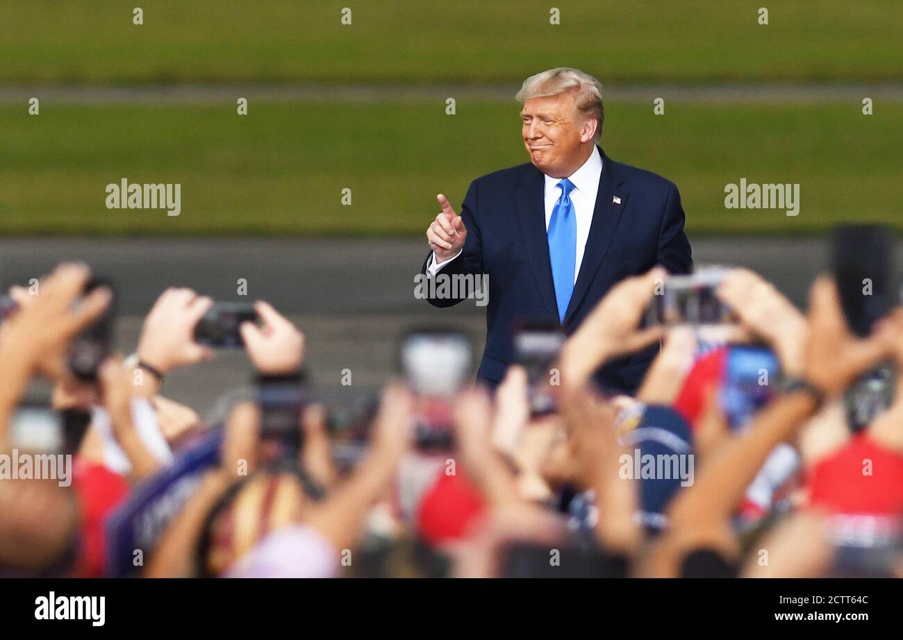 Jacksonville, Florida, USA. September 2020. US-Präsident Donald Trump zeigt sich der Menge gegenüber, als er am 24. September 2020 in Jacksonville, Florida, bei einer Kundgebung der Great American Comeback-Kampagne am Flughafen Cecil zu sprechen kommt. Mit 40 Tagen bis zur Präsidentschaftswahl 2020 zeigen die jüngsten Umfragen ein enges Rennen zwischen Trump und seinem demokratischen Gegner, dem ehemaligen US-Vizepräsidenten Joe Biden. (Paul Hennessy/Alamy) Quelle: Paul Hennessy/Alamy Live News Stockfoto