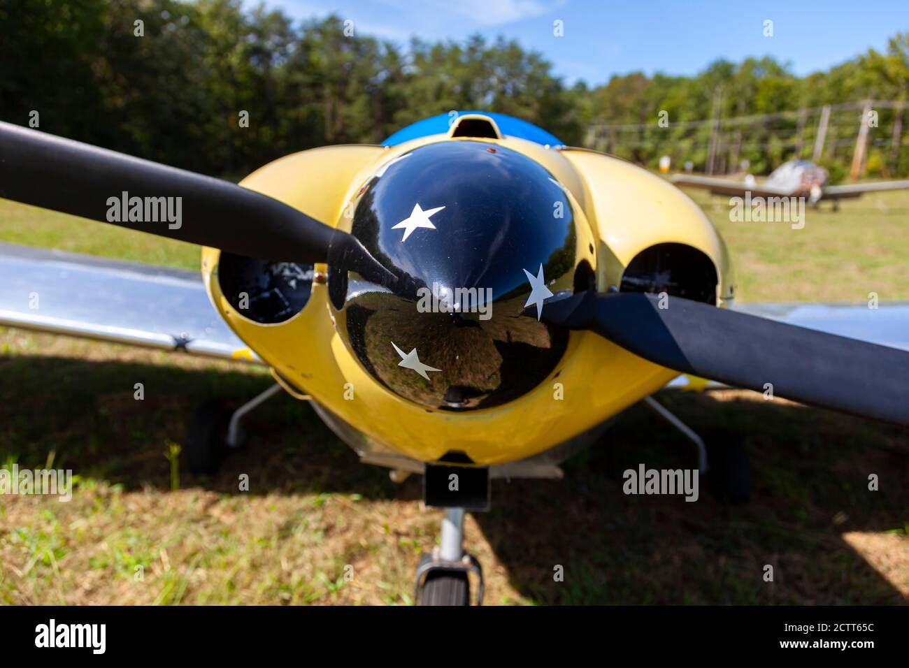 Indian Head, MD, USA, 09/19/2020: Nahaufnahme der Frontplatte eines zweisitzigen Leichtflugzeugs mit festem Flügel in glänzendem Gelb. Bild zeigt das Radar Stockfoto