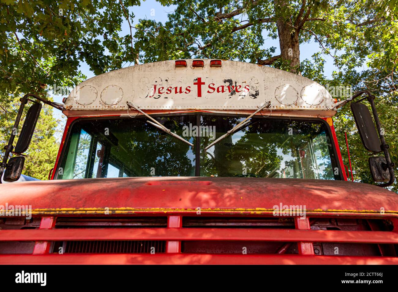 Indian Head, MD, USA, 09/19/2020: Bug-Eye-Ansicht eines roten alten rostigen IC-Schulbusses, der später stillgelegt und dann als Kirchenbus genutzt wird. The Sch Stockfoto