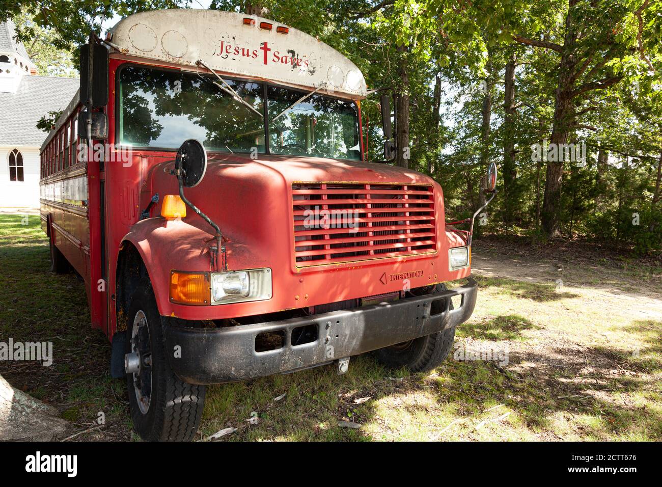 Indian Head, MD, USA, 09/19/2020: Ein roter alter rostiger IC-Schulbus, der jetzt als Kirchenbus in der Cavalary Road Baptist Church benutzt wird. Das Fahrzeug ist abgestellt Stockfoto