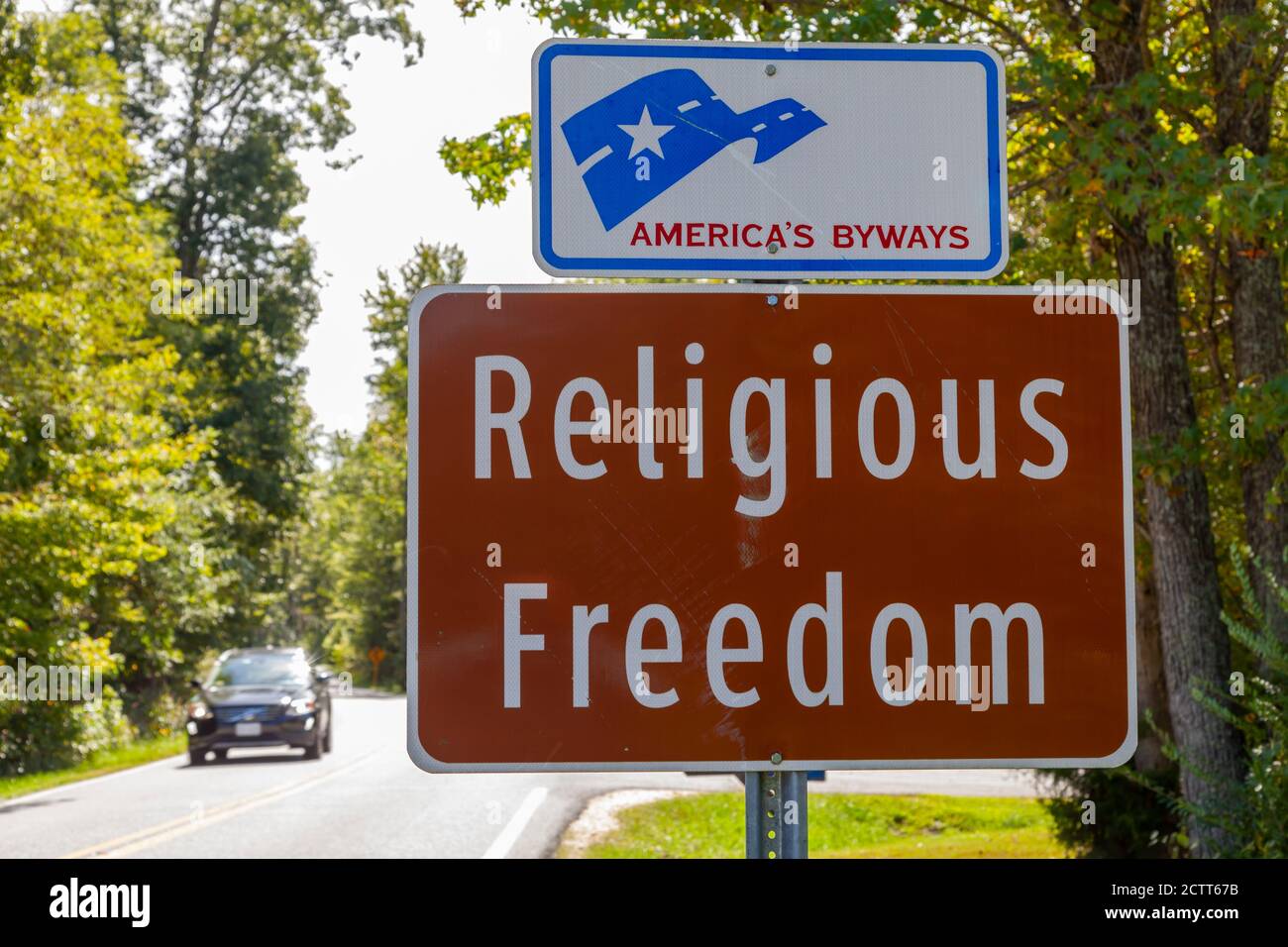 Waldorf, MD, USA 09/19/2020: Straßenschild am Eingang einer der malerischen Nebenstraßen Marylands namens "Religious Freedom" in Bezug auf Southern Maryland bei Stockfoto