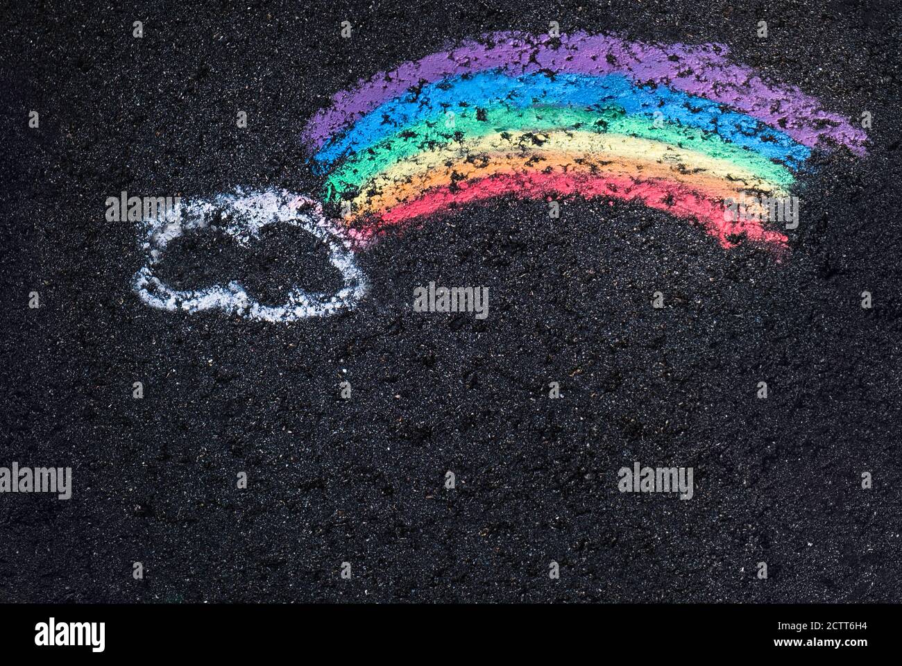 Childs Kreidezeichnung mit Wolke und Regenbogen Stockfoto
