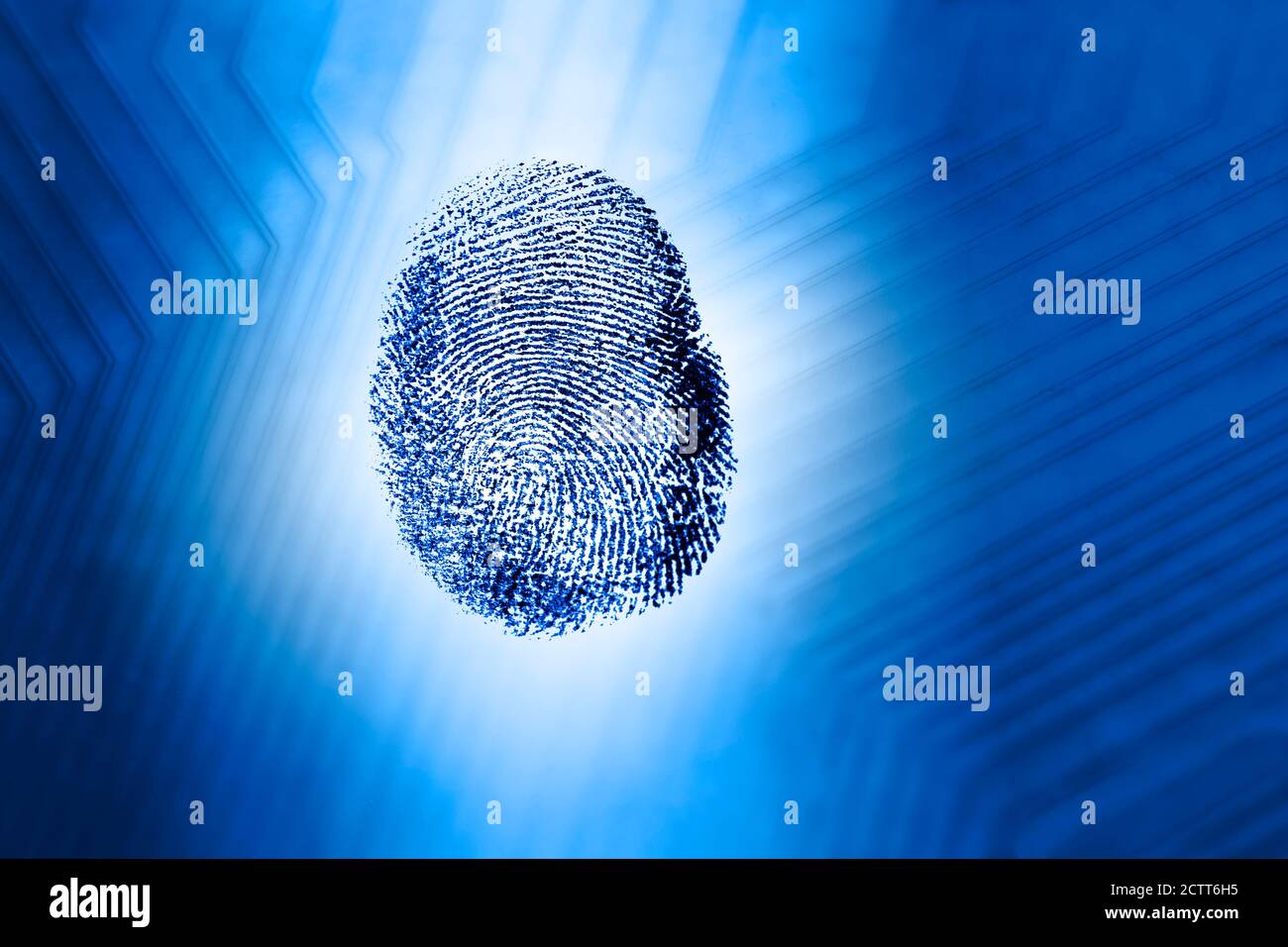 Fingerabdruck gegen blaues Leiterplattenmuster Stockfoto
