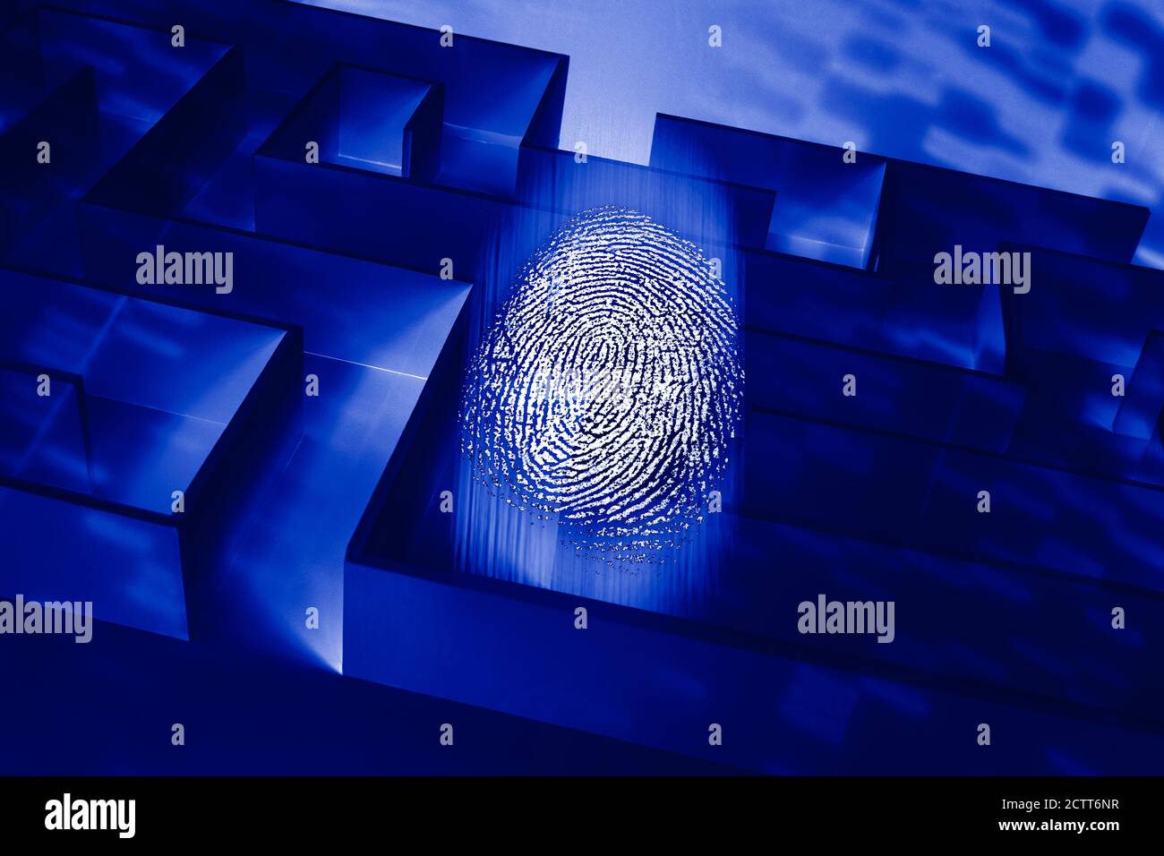 Blaues Labyrinth mit Fingerabdruck Stockfoto