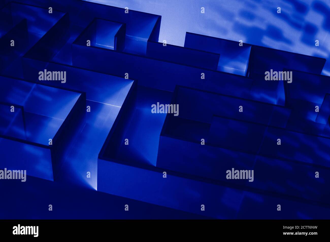 Abstrakter Hintergrund mit blauem Labyrinth Stockfoto