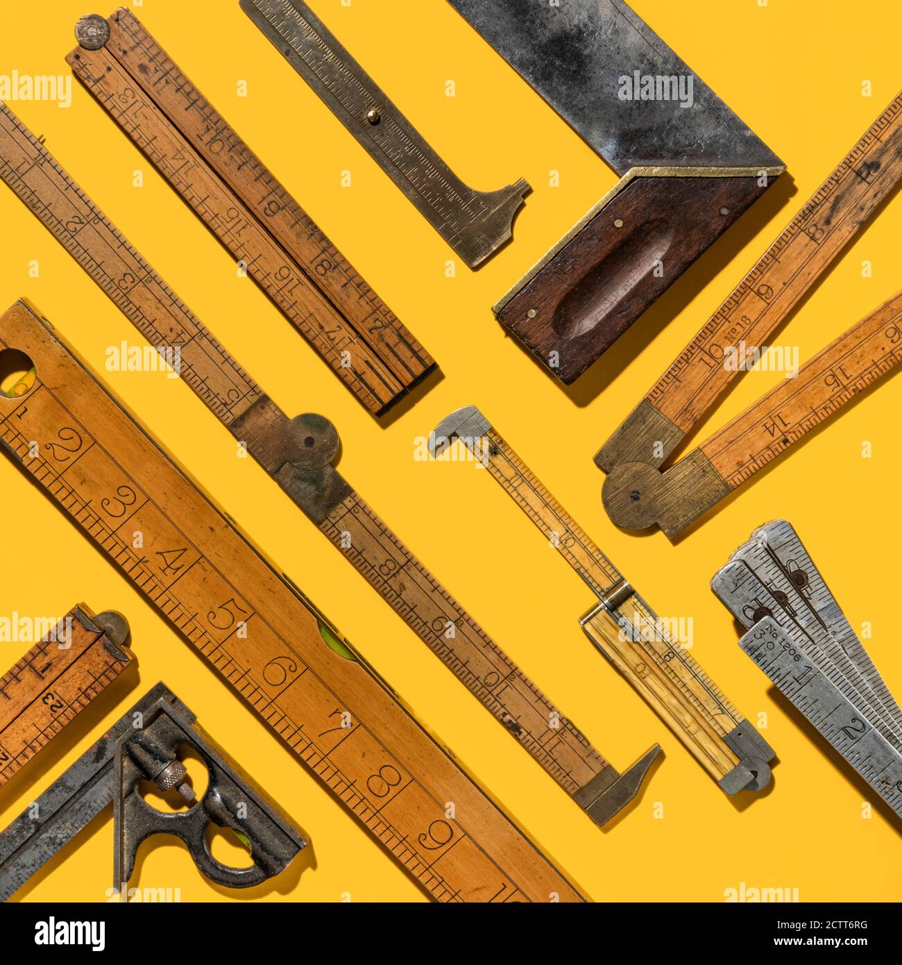 Grafische Muster von vintage Lineale auf gelbem Hintergrund Stockfoto