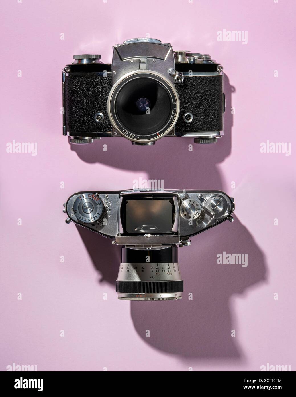 Ober- und Vorderansicht einer Retro 35mm Kamera Stockfoto