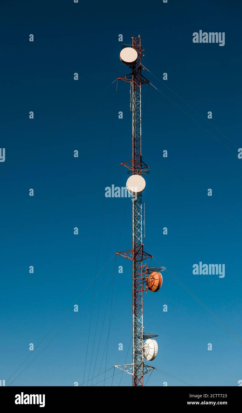 Sendeturm gegen blauen Himmel Stockfoto