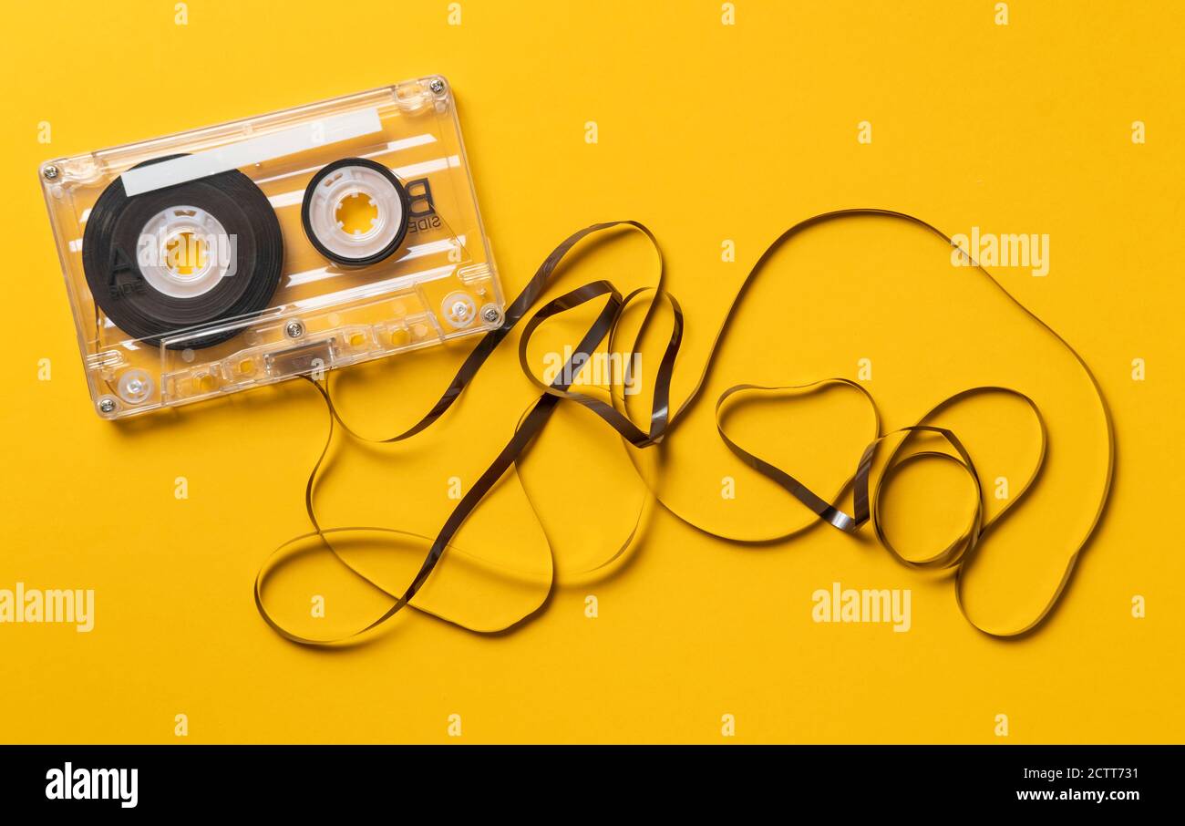 Analoge Audiokassette auf gelbem Hintergrund Stockfoto