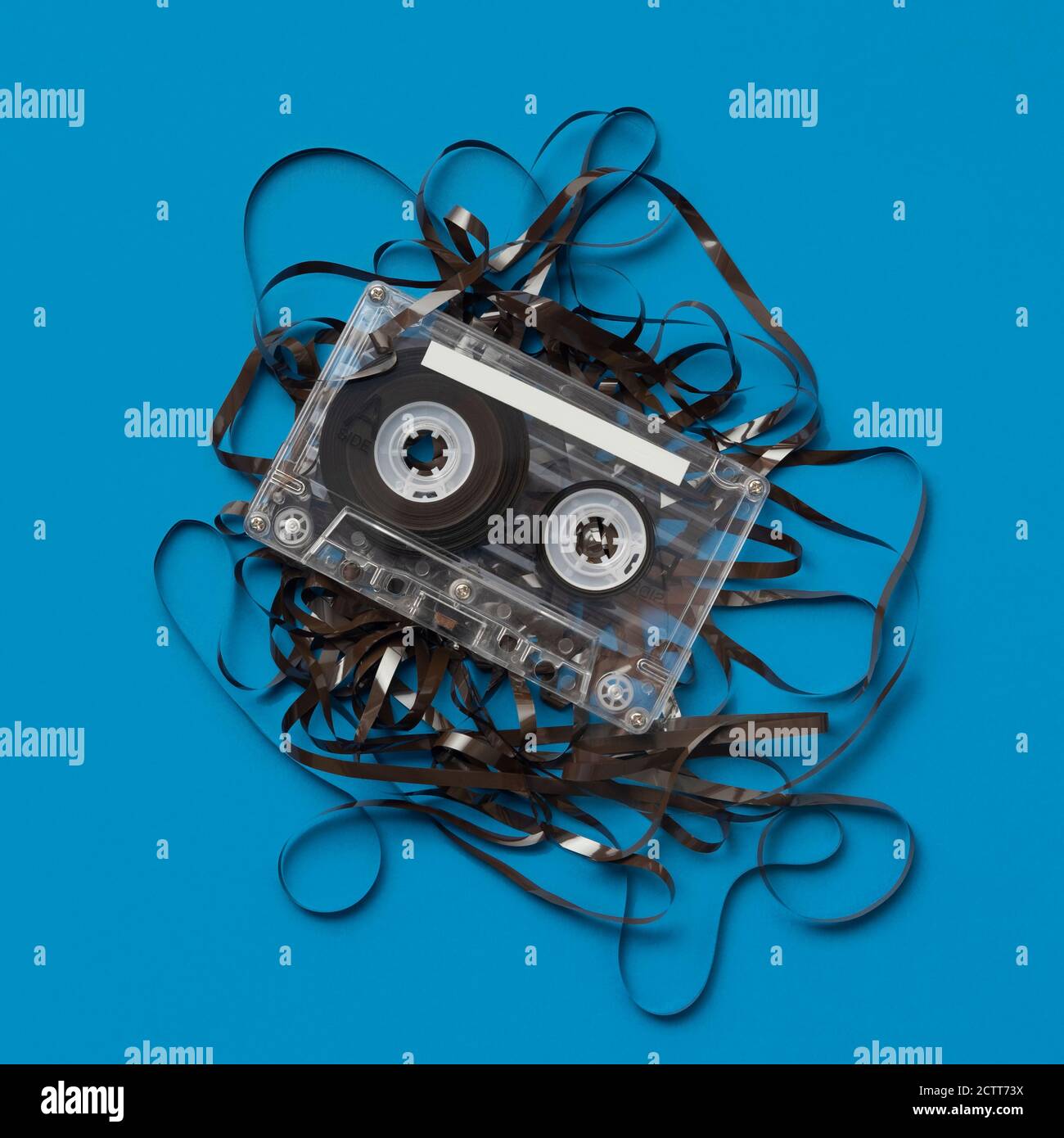 Analoge Audiokassette auf blauem Hintergrund Stockfoto