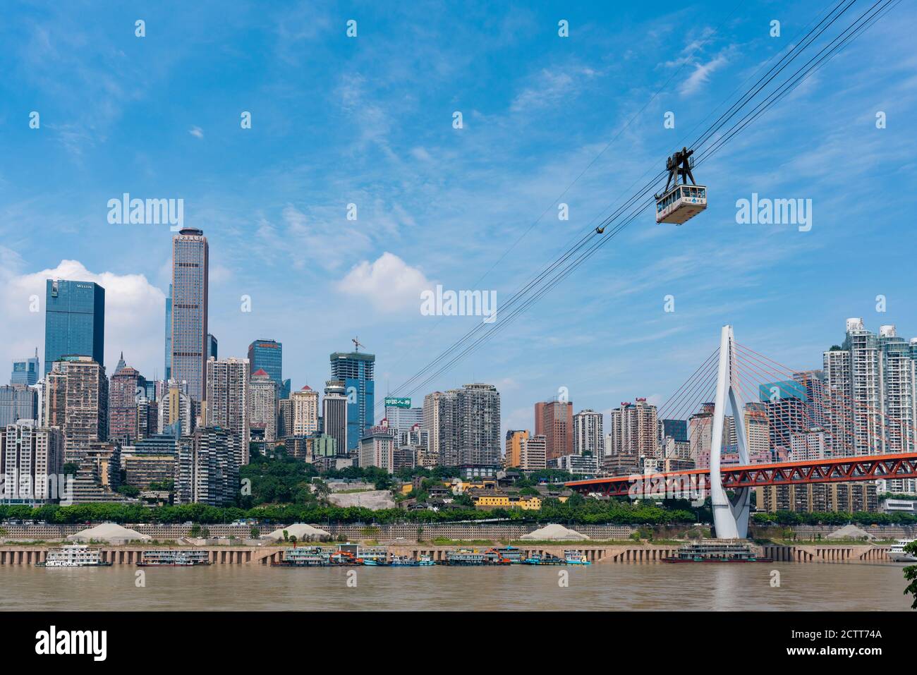 Blick auf die Stadt Chongqing und die Seilbahn, die den Fluss Yangtze überquert Stockfoto
