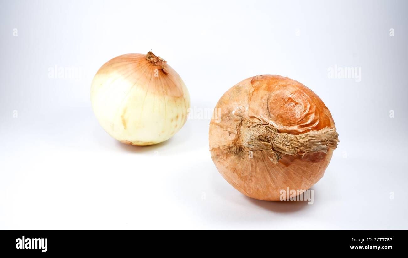 Zwei abschälende große weiße Zwiebel auf weißem Hintergrund Stockfoto