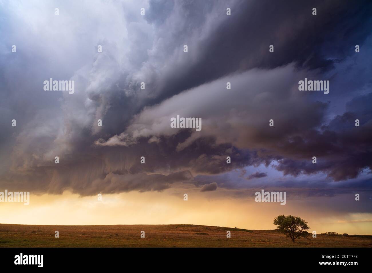Turbulenter Himmel mit dunklen Sturmwolken, die vor einem herannahenden Gewitter in der Nähe von Strong City, Oklahoma, hereinrollten Stockfoto