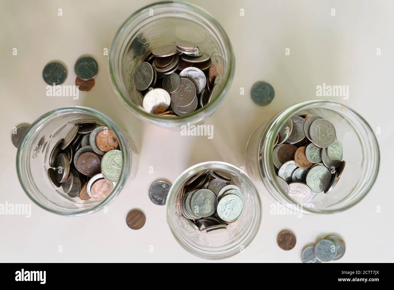 Gläser mit Geld auf weißem Hintergrund Stockfoto