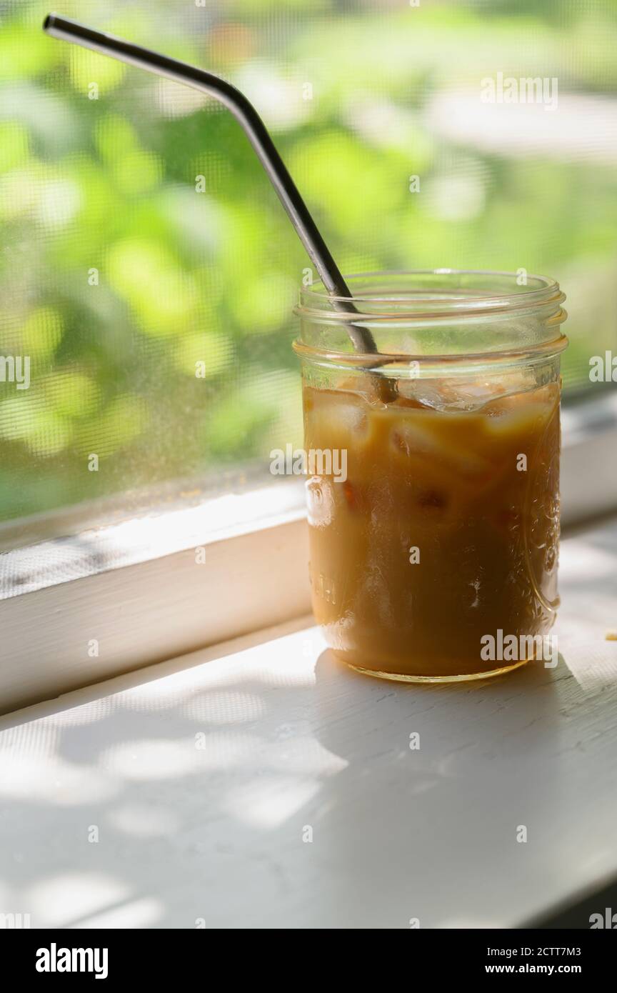 Eiskaffee auf der Fensterbank Stockfoto