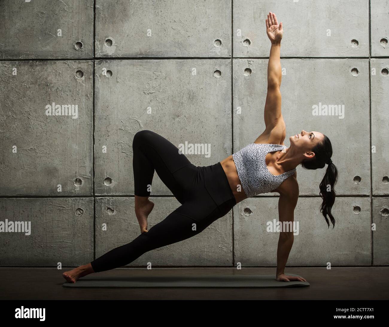 Frau tut Yoga-pose Stockfoto